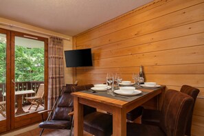 Dining - Résidence Le Château - D86, Les Houches (Chamonix), France (Les Houches (Chamonix))