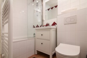 Kombinert dusj/badekar, hårføner og håndklær