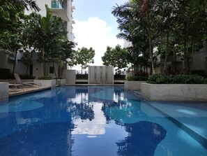 Una piscina al aire libre