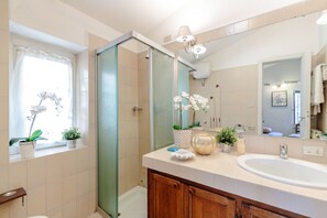 Bathtub, hair dryer, towels
