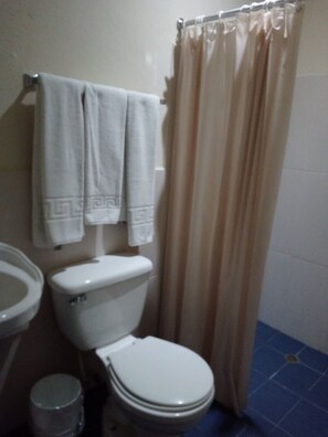 Shower, bidet, towels - Hotel San Jose (Metapan)
