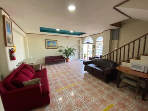 Lobby sitting area - Hotel San Jose (Metapan)