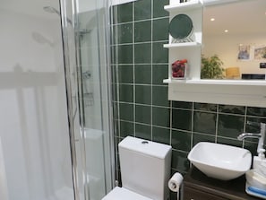 Dusche, Haartrockner, Handtücher, Shampoo