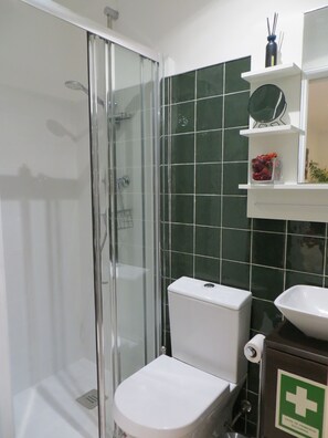 Shower, hair dryer, towels, shampoo