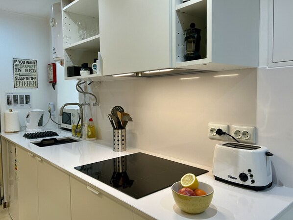 Réfrigérateur, four à micro-ondes, un four, surface de cuisson