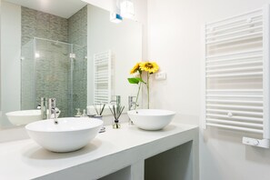 Een douche, een haardroger, handdoeken