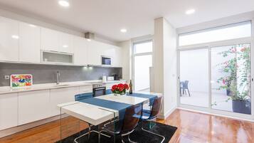 Réfrigérateur, micro-ondes, cafetière/bouilloire, grille-pain