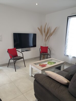 Een televisie en een stereo