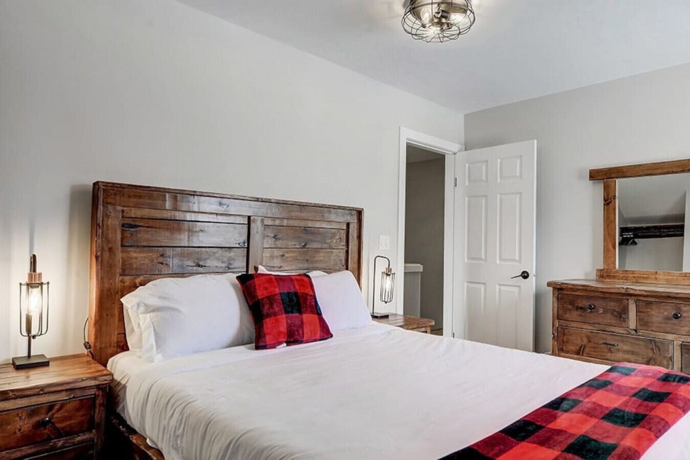 2 habitaciones, escritorio y tabla de planchar con plancha 