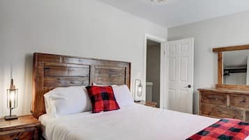 2 habitaciones, escritorio y tabla de planchar con plancha