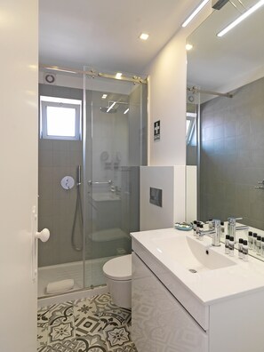 Douche, sèche-cheveux, serviettes fournies, shampoing