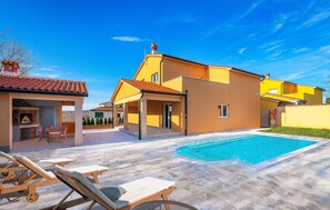 Pool - 4 bedroom nice home in Topid (Topid)