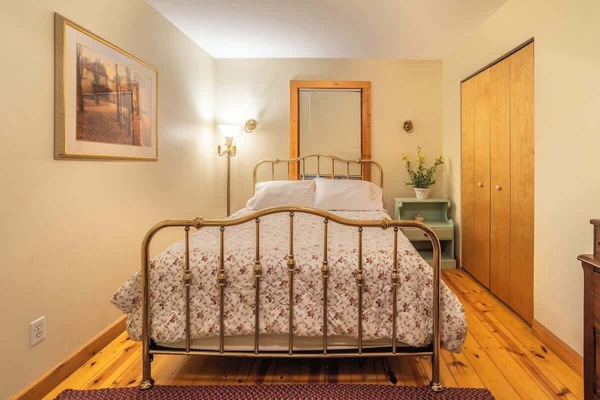 Primary Bedroom with Queen Bed & Private ensuite Bathroom