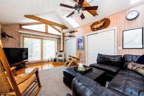 TV, fireplace, offices - House of Reilly - 5-Min Walk to Private Beach! (Union Pier)