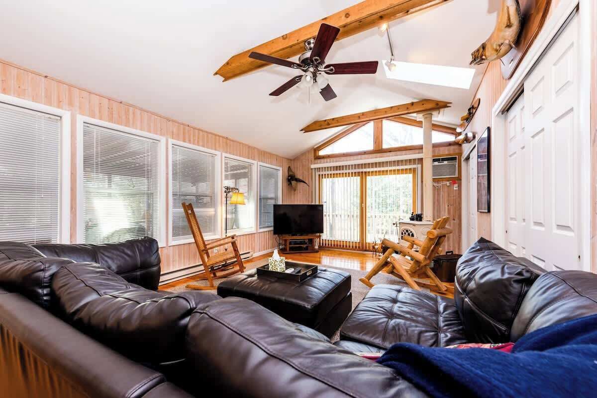 TV, fireplace, offices