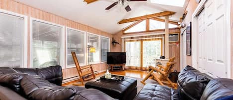 テレビ、暖炉、書斎 / ワークスペース