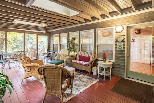 House of Reilly - 5-Min Walk to Private Beach!