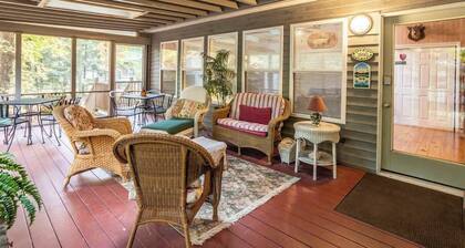 House of Reilly - 5-Min Walk to Private Beach!