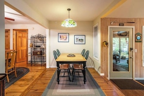 Dining - House of Reilly - 5-Min Walk to Private Beach! (Union Pier)