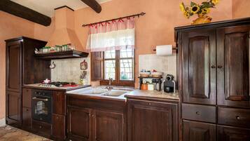 Fridge, stovetop, dishwasher, coffee/tea maker