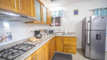 Réfrigérateur, micro-ondes, plaque de cuisson, cafetiÚre/bouilloire