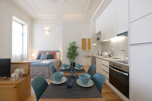Fridge, microwave, oven, electric kettle - FLH Living Oporto Loft II (Oporto)