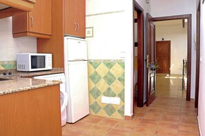 Frigorífic, microones, placa de cuina i cafetera i tetera 