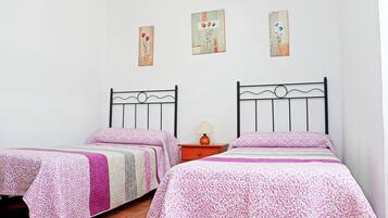 2 dormitorios, tabla de planchar con plancha, ropa de cama