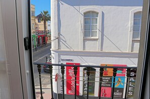 Fachada de loja com um letreiro da Coca-Cola, um letreiro da Nike e um banner anunciando uma promoção.