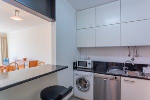 Refrigerador, microondas, horno y lavavajillas 