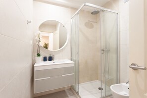 Shower, hair dryer, towels, shampoo