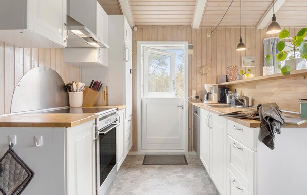 Kylskåp, spishäll, diskmaskin och kaffe- och tebryggare