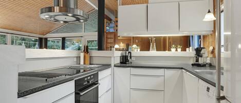 Geladeira, cooktop, lava-louças, cafeteira/chaleira