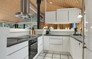 ثلاجة، موقد طهي مسطح، غسالة أطباق، ماكينة لصنع القهوة/الشاي