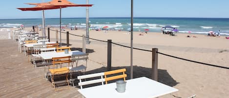 靠近海滩、钓鱼