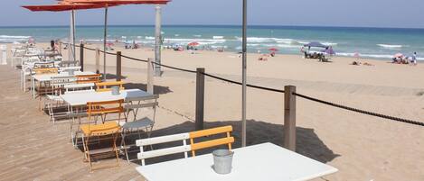 Vlak bij het strand, vissen