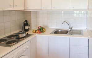 Kühlschrank, Mikrowelle, Herdplatte, Wasserkocher mit Kaffee-/Teezubehör