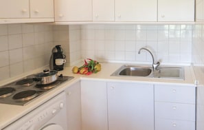 Frigorífic, microones, placa de cuina i cafetera i tetera