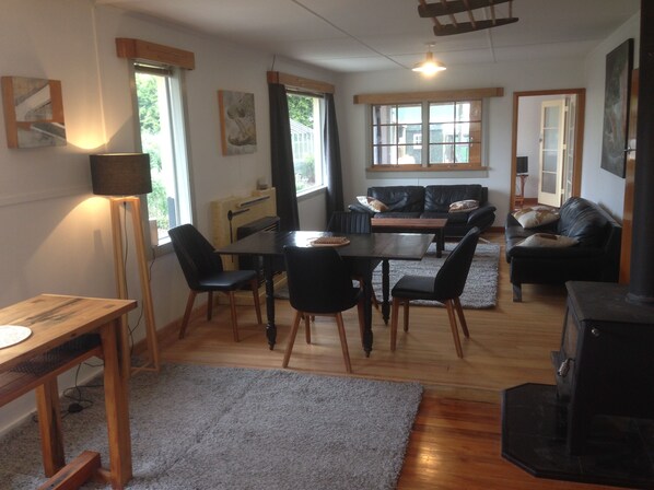 Fernseher, Kamin, Videospiele, Tischfußball