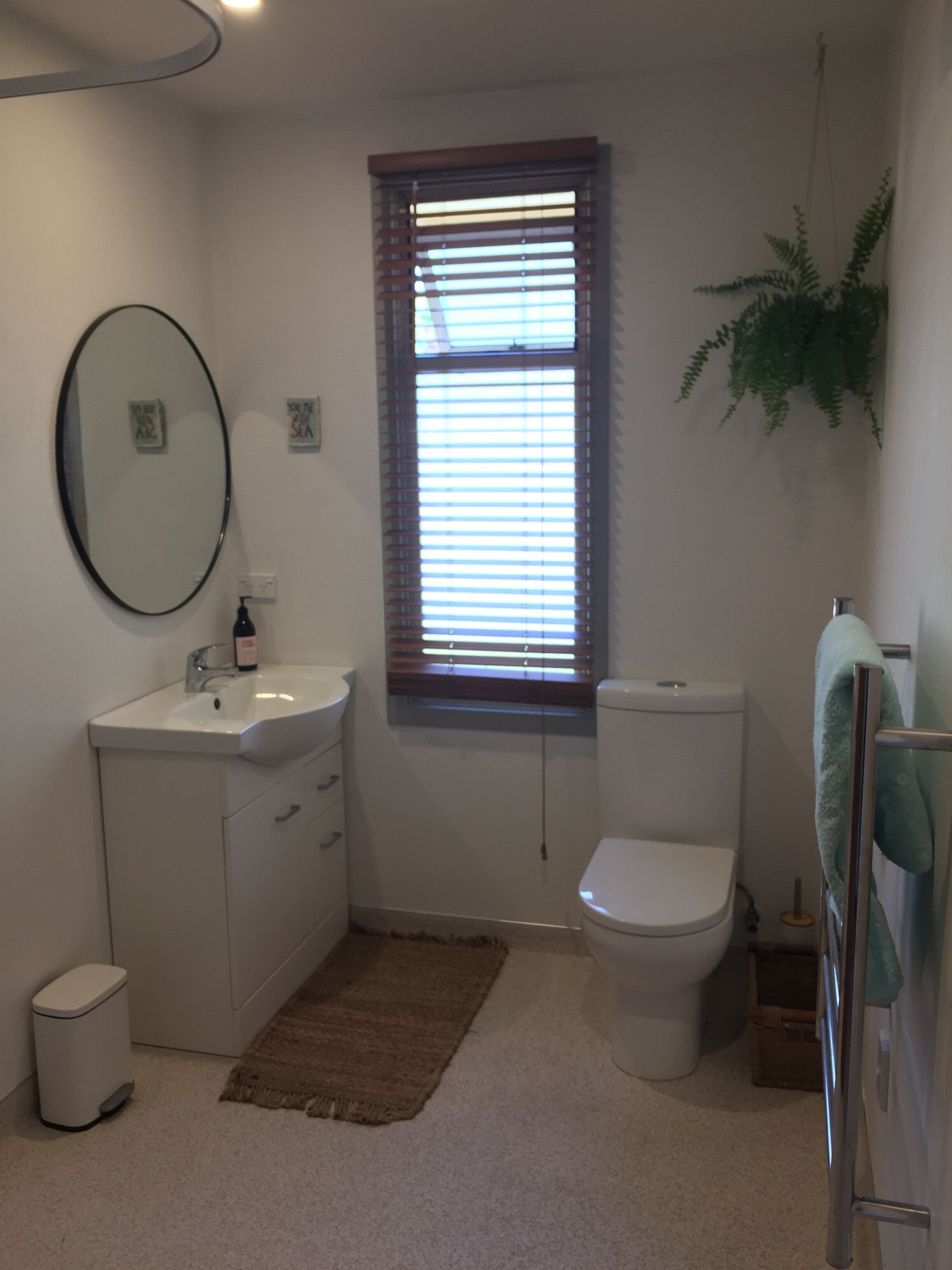 Douche, sèche-cheveux, serviettes fournies, savon