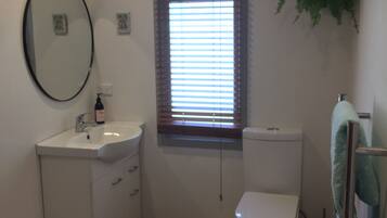 Douche, sĂšche-cheveux, serviettes fournies, savon