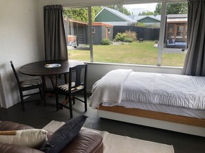 3 bedrooms, WiFi, bed sheets - Spacious 3 Bedroom house. 2 minute walk to Fairlie town & famous pies! (Fairlie)