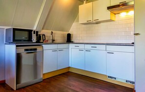Réfrigérateur, four à micro-ondes, surface de cuisson, lave-vaisselle