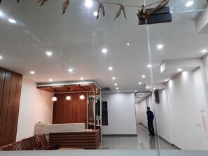 Reception hall - Hotel Katra Grand (Reasi)