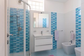 Douche, sĂšche-cheveux, bidet, serviettes fournies