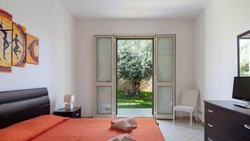 4 bedrooms, iron/ironing board, travel cot, free WiFi