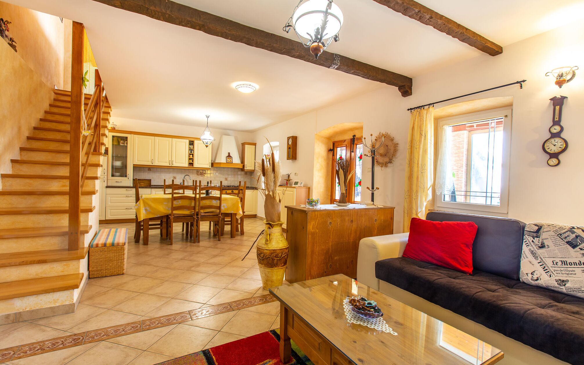 Een televisie, een dvd-speler en tafelvoetbal