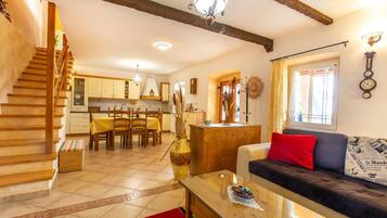 Een televisie, een dvd-speler en tafelvoetbal