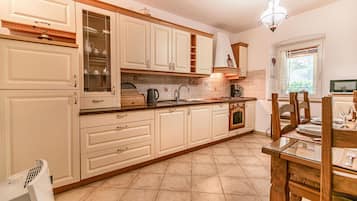 Fridge, stovetop, coffee/tea maker