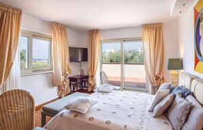 6 bedrooms, travel crib, free WiFi